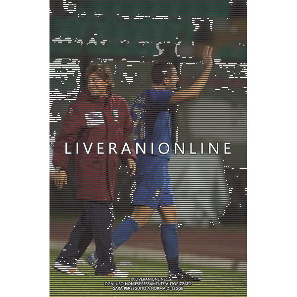 Italia - Sud Africa Amichevole a Siena - 17.10.2007 Nella Foto: CRISTIANO LUCARELLI SALUTA IL PUBBLICO A FINE PARTITA Ph.Vitez-Ag. Aldo Liverani Sas