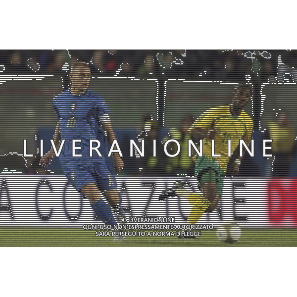 SIENA, 17 OTTOBRE 2007 CALCIO AMICHEVOLE ITALIA SUD AFRICA NELLA FOTO: DANIELE DE ROSSI E TEKO MODISE FOTO AG. A. LIVERANI