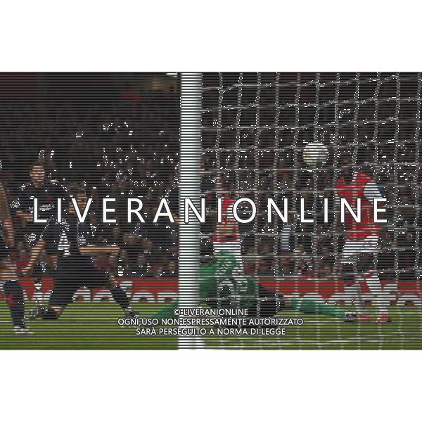 Arsenal - Slavia Praga, Champions League Qualifier, Group H , London, 23/10/2007 nella foto Aliaksandr Hleb of Arsenal shoots and it is deflected into the goal by David Hubacek of Slavia Prague, 1-0 (il gol di Aliaksandr Hleb del 1-0) Picture by Ian Kington (IPS PHOTO AGENCY)/AG. ALDO LIVERANI SAS ONLY ITALY