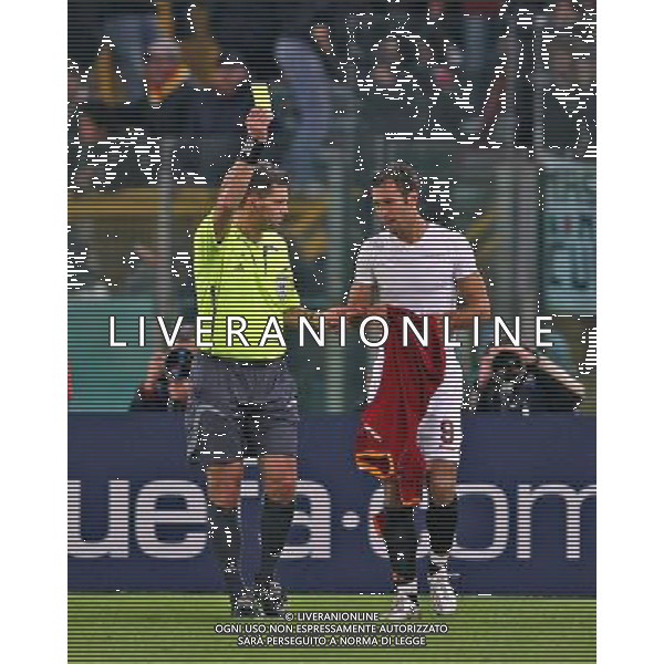 Roma - Sporting Lisbona (2-1) - 23/10/2007 Uefa Champions League 2007/2008 - fase a gironi 3a giornata Gruppo F nella foto: mirko Vucinic viene ammonito dopo l\'esultanza del gol ph Corradetti / ag. Aldo Liverani Sas