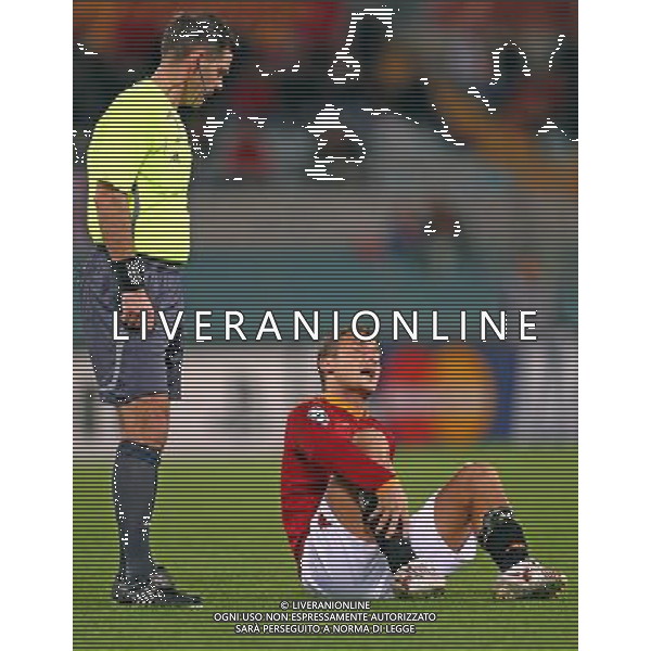 Roma - Sporting Lisbona (2-1) - 23/10/2007 Uefa Champions League 2007/2008 - fase a gironi 3a giornata Gruppo F nella foto: Francesco TOTTI a terra dolorante dopo un contrasto ph Corradetti / ag. Aldo Liverani Sas