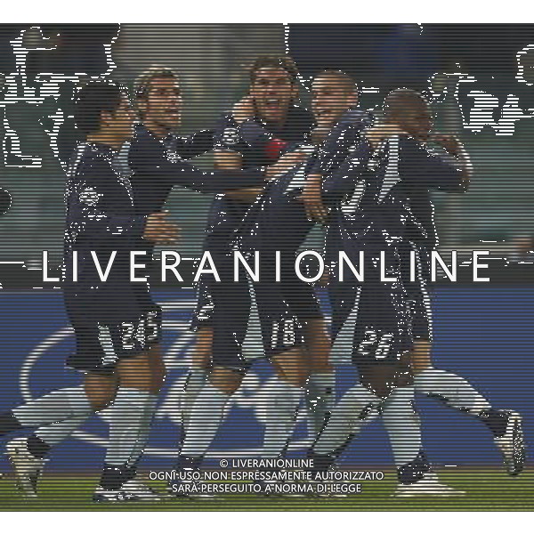 Roma - Stadio Olimpico - 06/11/2007 - Uefa Champions League 2007/2008 - fase a gironi 4° giornata Gruppo C - Lazio Vs Werder Brema (2-1) - nella foto: Esultanza dei giocatori dopo il vantaggio di Tommaso ROCCHI ph Corradetti / ag. Aldo Liverani