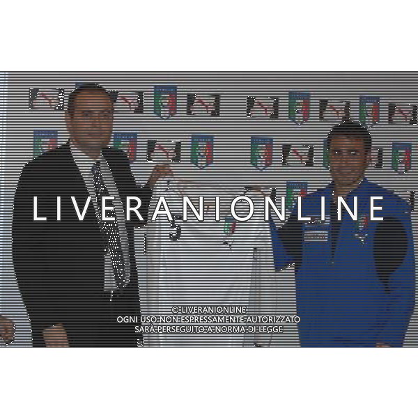 Conferenza Stampa e Presentazione nuova maglia da trasferta Coverciano(FI) - 13.11.2007 Nella Foto:Andrea Rogg(Amministratore Delegato Puma) e Fabio Cannavaro con la nuova maglia /Ph.Vitez-Ag. Aldo Liverani