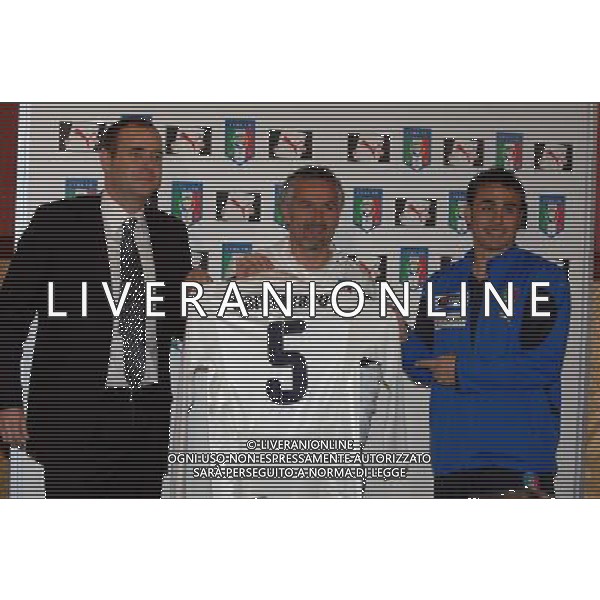 Conferenza Stampa e Presentazione nuova maglia da trasferta Coverciano(FI) - 13.11.2007 Nella Foto:Andrea Rogg(Amministratore Delegato Puma),Roberto Donadoni e Fabio Cannavaro con la nuova maglia /Ph.Vitez-Ag. Aldo Liverani