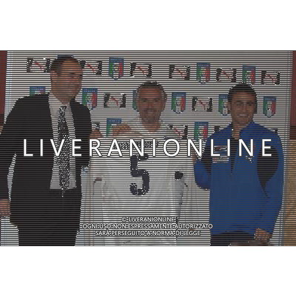 Conferenza Stampa e Presentazione nuova maglia da trasferta Coverciano(FI) - 13.11.2007 Nella Foto:Andrea Rogg(Amministratore Delegato Puma),Roberto Donadoni e Fabio Cannavaro con la nuova maglia /Ph.Vitez-Ag. Aldo Liverani