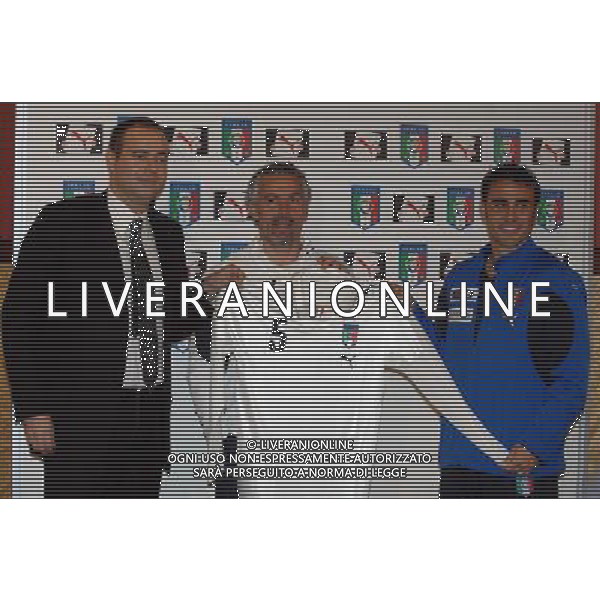 Conferenza Stampa e Presentazione nuova maglia da trasferta Coverciano(FI) - 13.11.2007 Nella Foto:Andrea Rogg(Amministratore Delegato Puma),Roberto Donadoni e Fabio Cannavaro con la nuova maglia /Ph.Vitez-Ag. Aldo Liverani