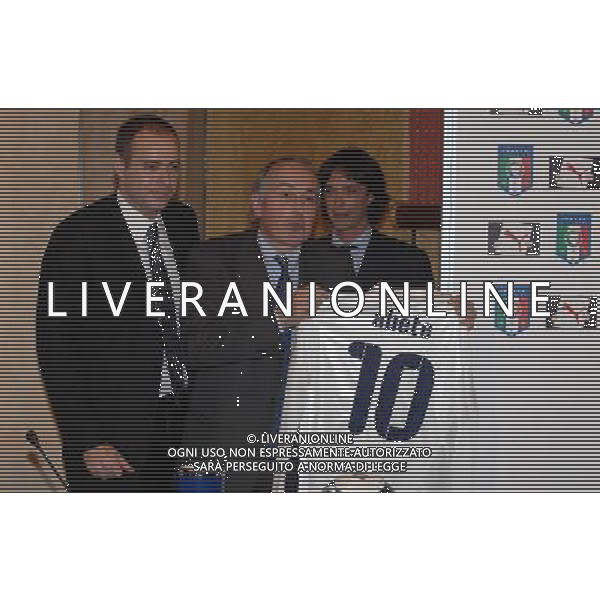 Conferenza Stampa e Presentazione nuova maglia da trasferta Coverciano(FI) - 13.11.2007 Nella Foto:Giancarlo Abete e Andrea Rogg(Amministratore Delegato Puma)con la nuova maglia /Ph.Vitez-Ag. Aldo Liverani