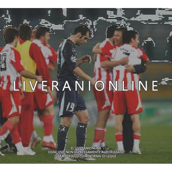 Lazio - Olympiakos 28/11/2007 - Champions League 2007/2008 - fase a gironi 5a giornata Gruppo C - nella foto: esultanza dei giocatori dell\'Olympiakos a fine gara mentre Goran PANDEV esce a testa bassa ph Corradetti / ag. Aldo Liverani