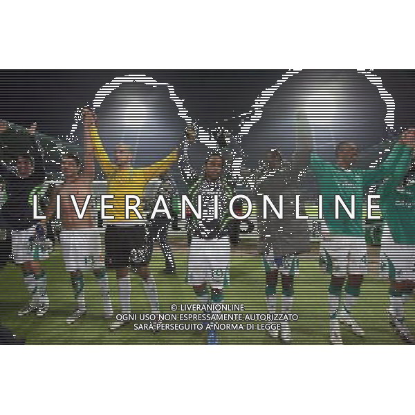 firo Fussball, Fu§ball Champions League 28.11.2007 Saison 2007/2008 SV Werder Bremen - Real Madrid NELLA FOTO La Ola bei v.l. Tosic , Vander , Carlos Alberto , Sanogo und NAldo Copyright by firo sportphoto-AG ALDO LIVERANI 