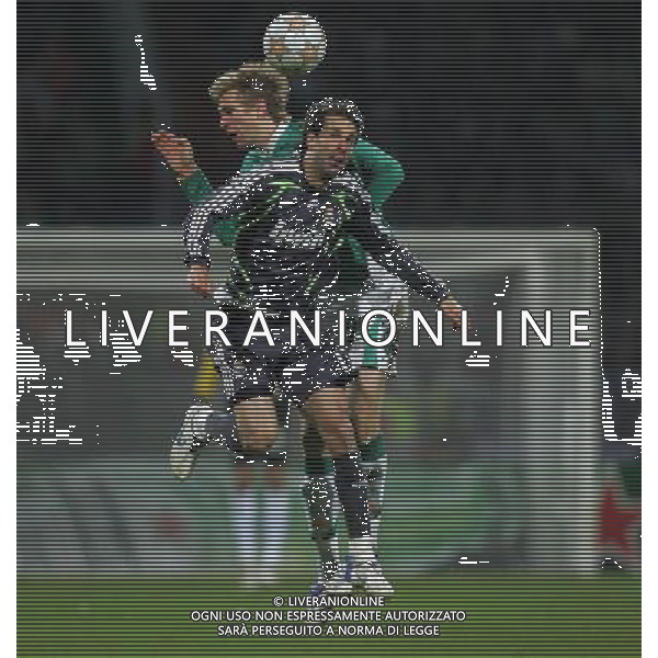 firo Fussball, Fu§ball Champions League 28.11.2007 Saison 2007/2008 SV Werder Bremen - Real Madrid NELLA FOTO Per Mertesacker gegen Ruud van Nistelrooy Copyright by firo sportphoto-AG ALDO LIVERANI 