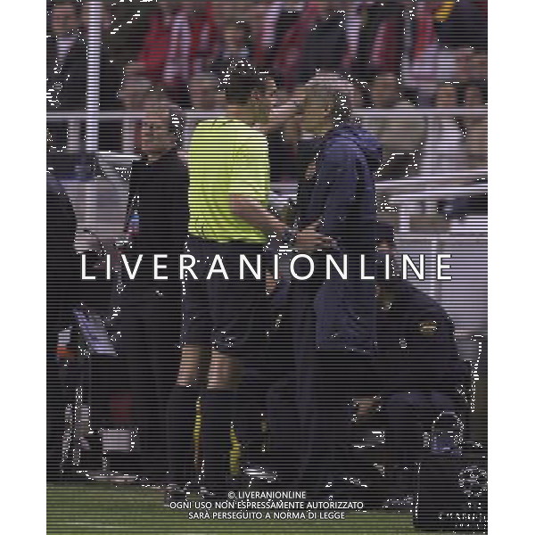 Arsene Wenger con arbitro Manuel Jimenez Siviglia - Arsenal, Champions League, Group H, Seville, Andalusia, Spagna 27/11/2007, Picture by Ian Kington(IPS PHOTO AGENCY)/Ag. Aldo Liverani Sas Only Italy - Only for Italian Market 