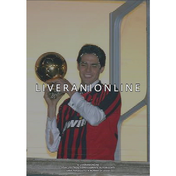 MILANO 2/12/2007 RICCARDO KAKA\' CON IL PALLONE D\' ORO IN PIAZZA DUOMO NELLA FOTO RICCARDO KAKA\' FOTO MARIO ROMANO/AG ALDO LIVERANI