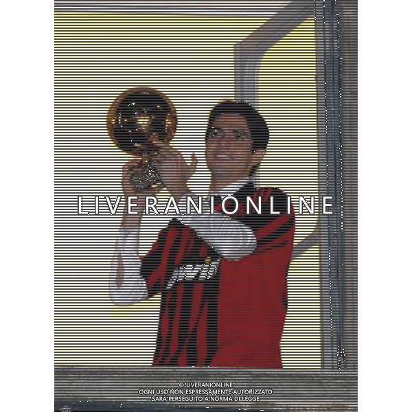 MILANO 2/12/2007 RICCARDO KAKA\' CON IL PALLONE D\' ORO IN PIAZZA DUOMO NELLA FOTO RICCARDO KAKA\' FOTO MARIO ROMANO/AG ALDO LIVERANI