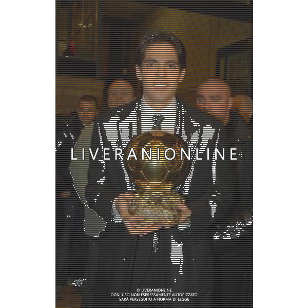 MILANO 2/12/2007 RICCARDO KAKA\' CON IL PALLONE D\' ORO IN PIAZZA DUOMO NELLA FOTO RICCARDO KAKA\' FOTO MARIO ROMANO/AG ALDO LIVERANI