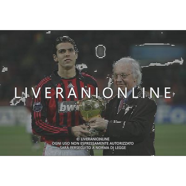 Milan - Celtic Champions League 04/12/2007 nella foto Ricardo Kaka\' con il pallone d\'oro con ernault direttore di france football ph luzzani/Ag. Aldo Liverani Sas