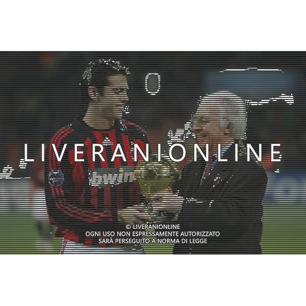 Milan - Celtic Champions League 04/12/2007 nella foto Ricardo Kaka\' con il pallone d\'oro con ernault direttore di france football ph luzzani/Ag. Aldo Liverani Sas