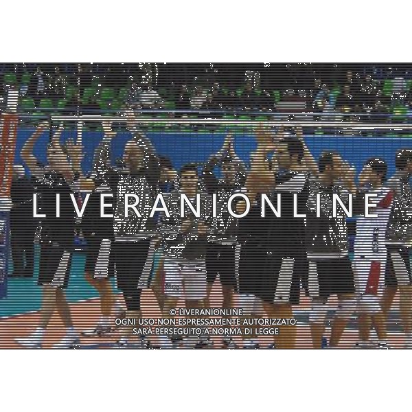 MILANO PALALIDO 9/12/2007 CAMPIONATO ITALIANO DI VOLLEY SERIE A TIM SPARKLING VOLLEY MILANO-ANDREOLI LATINA NELLA FOTO L\' ESULTANZA A FINE GARA FOTO MARIO ROMANO/AG ALDO LIVERANI
