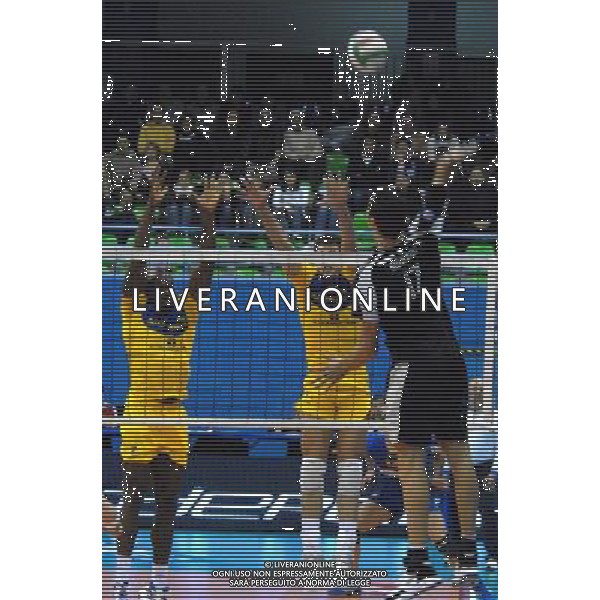 MILANO PALALIDO 9/12/2007 CAMPIONATO ITALIANO DI VOLLEY SERIE A TIM SPARKLING VOLLEY MILANO-ANDREOLI LATINA NELLA FOTO LA SCHIACCIATA DI LEONDINO GIOMBINI FOTO MARIO ROMANO/AG ALDO LIVERANI