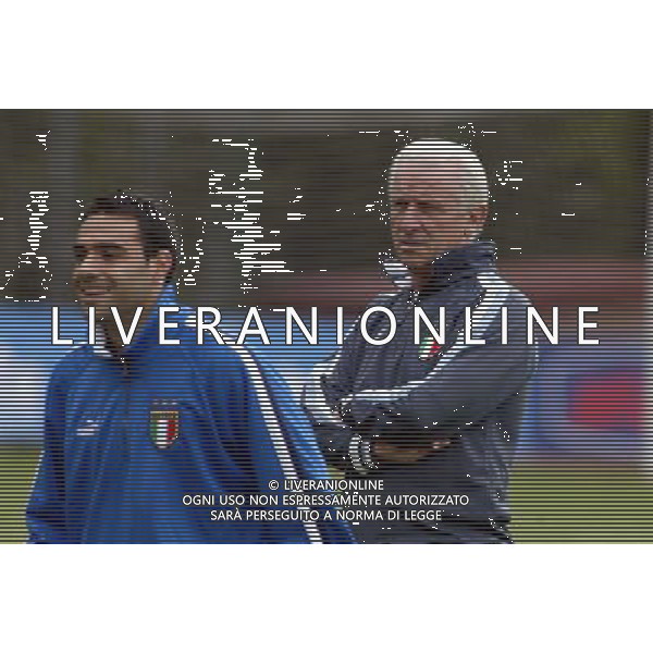Coverciano (Fi) 07/10/2003 Allenamento della nazionale di calcio Nella foto: Trapattoni Giovanni con Miccoli Fabrizio Ph Gianni Nucci/Aldo Liverani