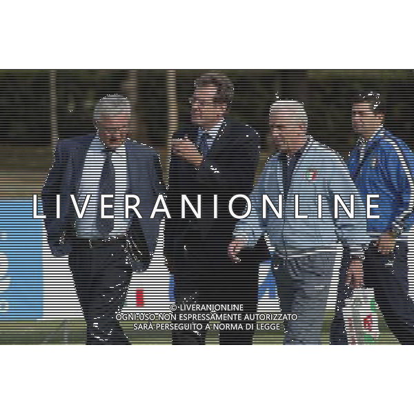 Coverciano (Fi) 07/10/2003 Allenamento della nazionale di calcio Nella foto: Trapattoni Giovanni con l\'amministratore delegato della Fuji Italia Ph Gianni Nucci/Aldo Liverani