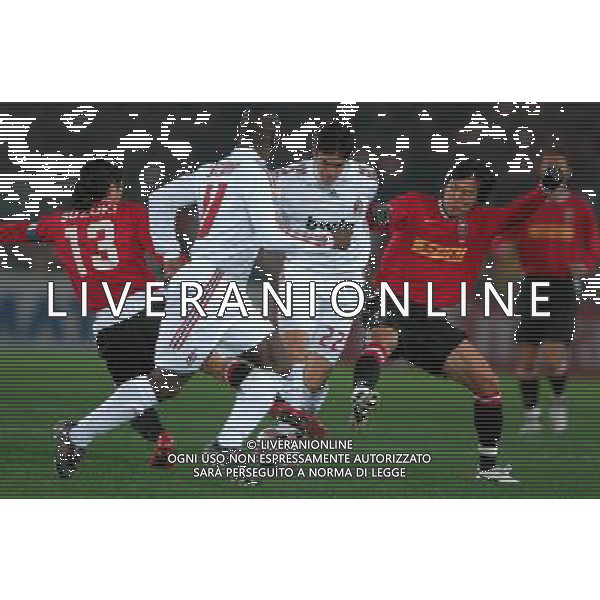 FIFA Club World Cup Japan 2007 Yokohama - 13.12.2007 Milan(ITA)vsUrawa Red Diamonds(JPN) Nella Foto:Kaka\' in mezzo a due giocatori /Ph.Vitez-Ag. Aldo Liverani