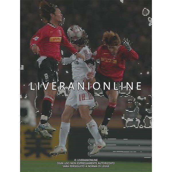 FIFA Club World Cup Japan 2007 Yokohama - 13.12.2007 Milan(ITA)vsUrawa Red Diamonds(JPN) Nella Foto:Marek Jankulovski colpisce di testa in mezzo a due giocatori /Ph.Vitez-Ag. Aldo Liverani
