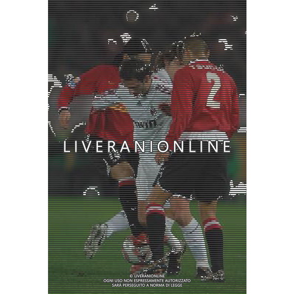 FIFA Club World Cup Japan 2007 Yokohama - 13.12.2007 Milan(ITA)vsUrawa Red Diamonds(JPN) Nella Foto:Alberto Gilardino in mezzo a due giocatori giapponesi /Ph.Vitez-Ag. Aldo Liverani