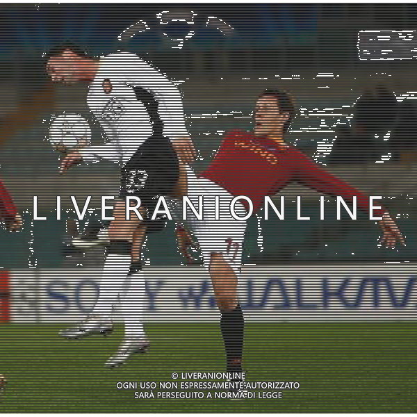 Roma - Manchester United - 12 / 12 / 2007 - Uefa Champions League 2007/2008 - fase a gironi 6a giornata Gruppo F nella foto: Rodrigo TADDEI contrasta Chris EAGLES ph Corradetti / ag. Aldo Liverani Sas