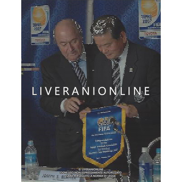 FIFA Club World Cup Japan 2007 Tokyo - 14.12.2007 Conferenza Stampa FIFA Nella Foto:Joseph Blatter premia il Presidente della Federazione Giapponese /Ph.Vitez-Ag. Aldo Liverani
