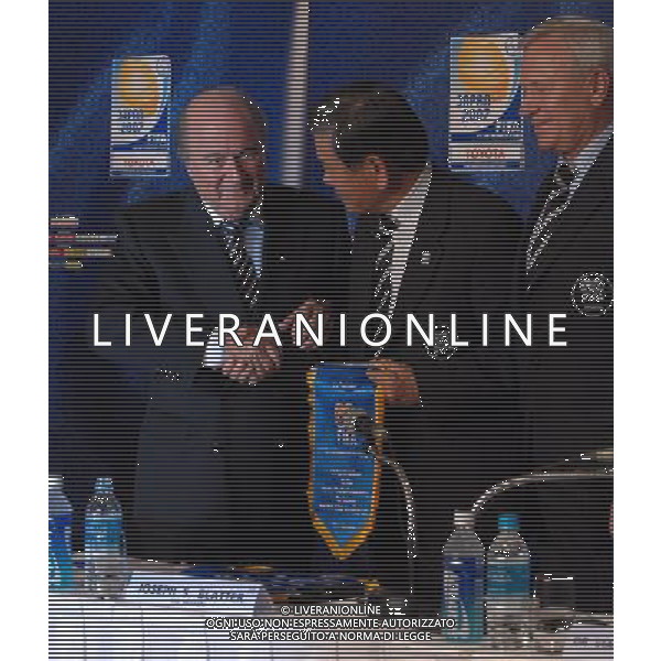 FIFA Club World Cup Japan 2007 Tokyo - 14.12.2007 Conferenza Stampa FIFA Nella Foto: Joseph Blatter premia il presidente della Federazione Giapponese /Ph.Vitez-Ag. Aldo Liverani