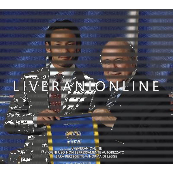 FIFA Club World Cup Japan 2007 Tokyo - 14.12.2007 Conferenza Stampa FIFA Nella Foto:Joseph Blatter premia Hidetoshi Nakata /Ph.Vitez-Ag. Aldo Liverani