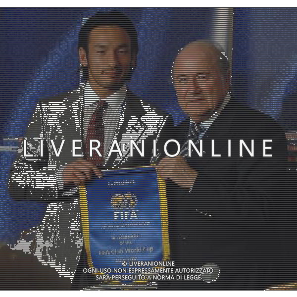 FIFA Club World Cup Japan 2007 Tokyo - 14.12.2007 Conferenza Stampa FIFA Nella Foto:Joseph Blatter premia Hidetoshi Nakata /Ph.Vitez-Ag. Aldo Liverani