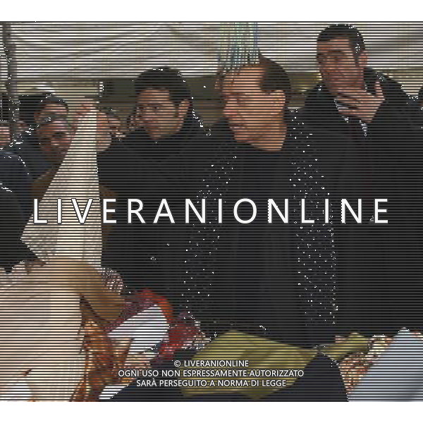 Milano 15 dicembre 2007 Silvio Berlusconi dopo il comizio in piazzale Lagosta visita le bancarelle del mercato scoperto dell\'isola in via Sebenico angolo via Garigliano foto Andry / Ag. Aldo Liverani