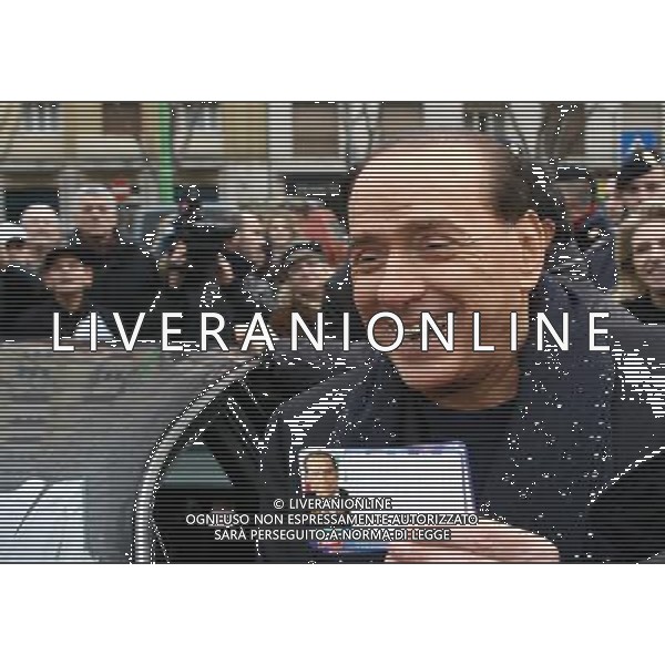 Milano 15 dicembre 2007 Silvio Berlusconi dopo il comizio in piazzale Lagosta visita le bancarelle del mercato scoperto dell\'isola in via Sebenico angolo via Garigliano foto Andry / Ag. Aldo Liverani