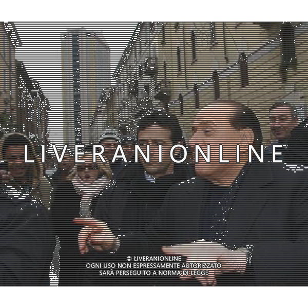 Milano 15 dicembre 2007 Silvio Berlusconi dopo il comizio in piazzale Lagosta visita le bancarelle del mercato scoperto dell\'isola in via Sebenico angolo via Garigliano foto Andry / Ag. Aldo Liverani
