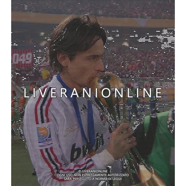 FIFA Club World Cup Japan 2007 Finale 1¡- 2¡Posto Yokohama - 16.12.2007 Milan(ITA)vsBoca Juniors(ARG) Nella Foto: Filippo Inzaghi bacia la coppa dopo la vittoria /Ph.Vitez-Ag. Aldo Liverani