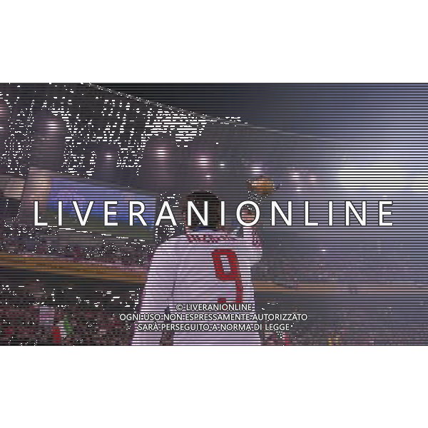 FIFA Club World Cup Japan 2007 Finale 1¡- 2¡Posto Yokohama - 16.12.2007 Milan(ITA)vsBoca Juniors(ARG) Nella Foto: Filippo Inzaghi esulta sotto la curva dopo la vittoria mostra la coppa ai tifosi del Milan /Ph.Vitez-Ag. Aldo Liverani