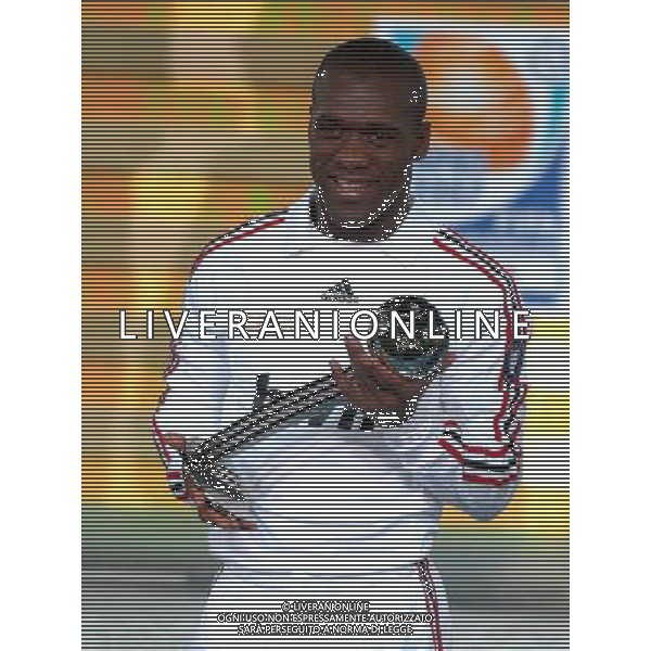 FIFA Club World Cup Japan 2007 Finale 1¡- 2¡Posto Yokohama - 16.12.2007 Milan(ITA)vsBoca Juniors(ARG) Nella Foto: Premiazione Clarence Seedorf riceve il silver ball /Ph.Vitez-Ag. Aldo Liverani