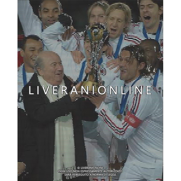 FIFA Club World Cup Japan 2007 Finale 1¡- 2¡Posto Yokohama - 16.12.2007 Milan(ITA)vsBoca Juniors(ARG) Nella Foto: Paolo Maldini riceve la coppa da Joseph Blatter /Ph.Vitez-Ag. Aldo Liverani