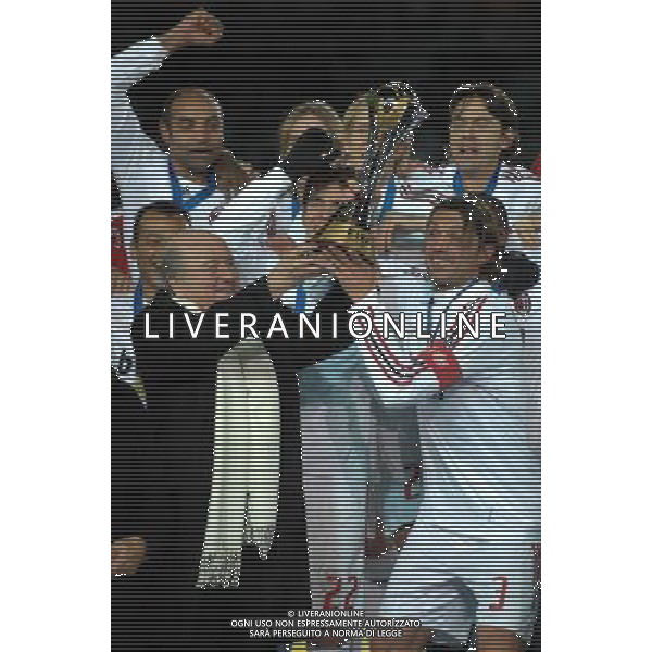 FIFA Club World Cup Japan 2007 Finale 1¡- 2¡Posto Yokohama - 16.12.2007 Milan(ITA)vsBoca Juniors(ARG) Nella Foto: Paolo Maldini riceve la coppa da Joseph Blatter /Ph.Vitez-Ag. Aldo Liverani