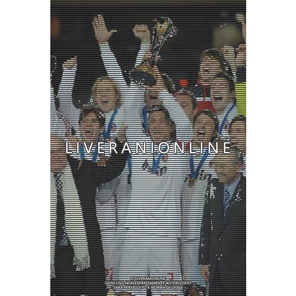 FIFA Club World Cup Japan 2007 Finale 1¡- 2¡Posto Yokohama - 16.12.2007 Milan(ITA)vsBoca Juniors(ARG) Nella Foto: Paolo Maldini alza la coppa /Ph.Vitez-Ag. Aldo Liverani