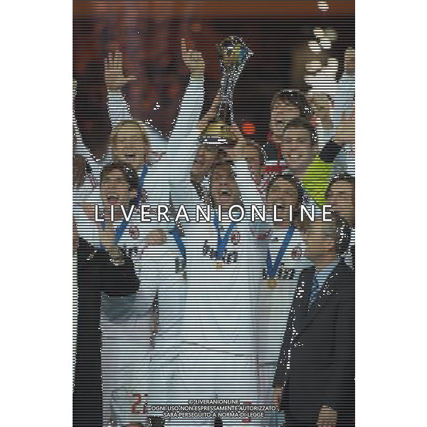FIFA Club World Cup Japan 2007 Finale 1¡- 2¡Posto Yokohama - 16.12.2007 Milan(ITA)vsBoca Juniors(ARG) Nella Foto: Paolo Maldini alza la coppa /Ph.Vitez-Ag. Aldo Liverani