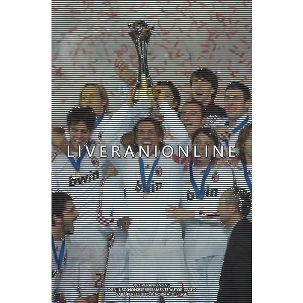 FIFA Club World Cup Japan 2007 Finale 1¡- 2¡Posto Yokohama - 16.12.2007 Milan(ITA)vsBoca Juniors(ARG) Nella Foto: Paolo Maldini alza la coppa /Ph.Vitez-Ag. Aldo Liverani