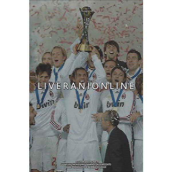 FIFA Club World Cup Japan 2007 Finale 1¡- 2¡Posto Yokohama - 16.12.2007 Milan(ITA)vsBoca Juniors(ARG) Nella Foto: Paolo Maldini alza la coppa /Ph.Vitez-Ag. Aldo Liverani