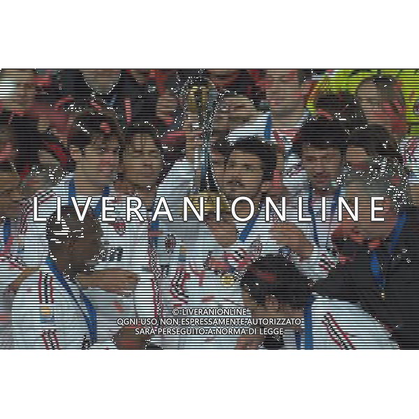 FIFA Club World Cup Japan 2007 Finale 1¡- 2¡Posto Yokohama - 16.12.2007 Milan(ITA)vsBoca Juniors(ARG) Nella Foto: Gennaro Gattuso con la coppa festeggiamenti del milan per la vittoria /Ph.Vitez-Ag. Aldo Liverani