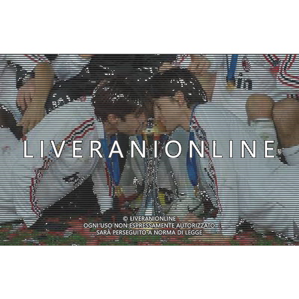 FIFA Club World Cup Japan 2007 Finale 1¡- 2¡Posto Yokohama - 16.12.2007 Milan(ITA)vsBoca Juniors(ARG) Nella Foto: Filippo Inzaghi e Kaka\' baciano la coppa insieme festeggiamenti del milan per la vittoria /Ph.Vitez-Ag. Aldo Liverani
