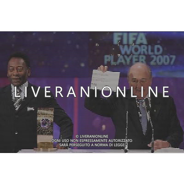 Zurigo 17 dicembre 2007 Fifa World Player 2007 nella foto: Blatter Joseph e Pele\' annunciano Kaka vincitore foto Andry / Ag. Aldo Liverani