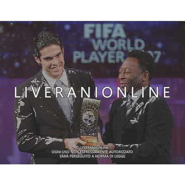 Zurigo 17 dicembre 2007 Fifa World Player Gala\' 2007 nella foto: Kaka vincitore del Fifa World Player 2007 premiato da Pele\' foto Andry / Ag. Aldo Liverani