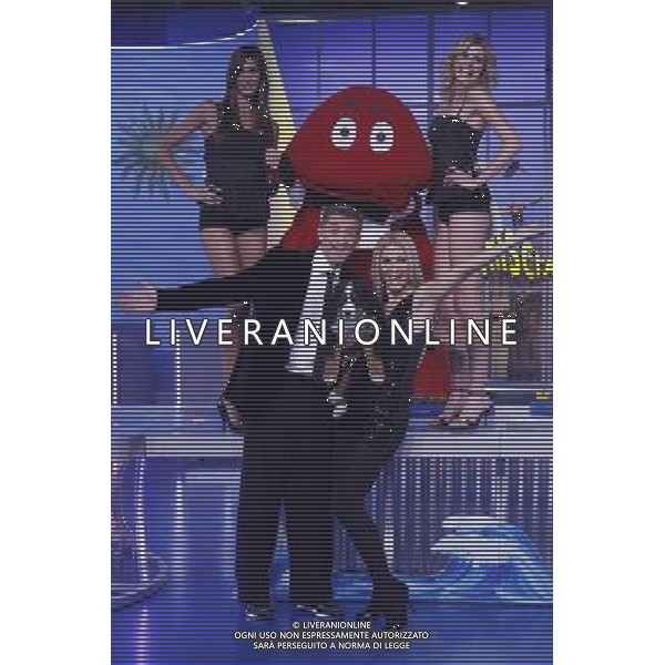 STRISCIA LA NOTIZIA - NELLA FOTO: MELISSA SATTA, EZIO GREGGIO, MICHELLE HUNZIKER, VERIDIANA MALLMANN, IL GABIBBO E IL CANE BERNA AG. ALDO LIVERANI SAS 