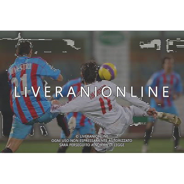 GIUSEPPE SERGI - ALDO LIVERANI 16-1-08 CATANIA CATANIA MILAN COPPA ITALIA TIM CUP 2007-08 Nella foto: IL TIRO DI ALBERTO GILARDINO CHE COLPIRA\' LA TRAVERSA AG ALDO LIVERANI